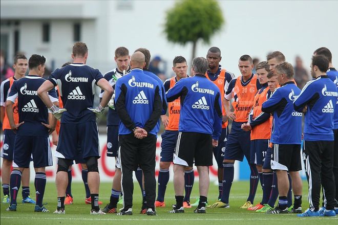 汉堡被弗赖堡横扫,暴露防守不足 汉堡被弗赖堡横扫,暴露防守不足