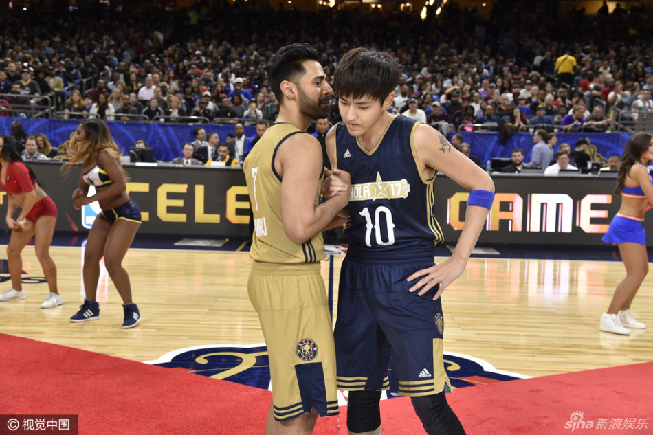 篮球明星秀出高超球技,精彩一幕 篮球明星秀出高超球技,精彩一幕