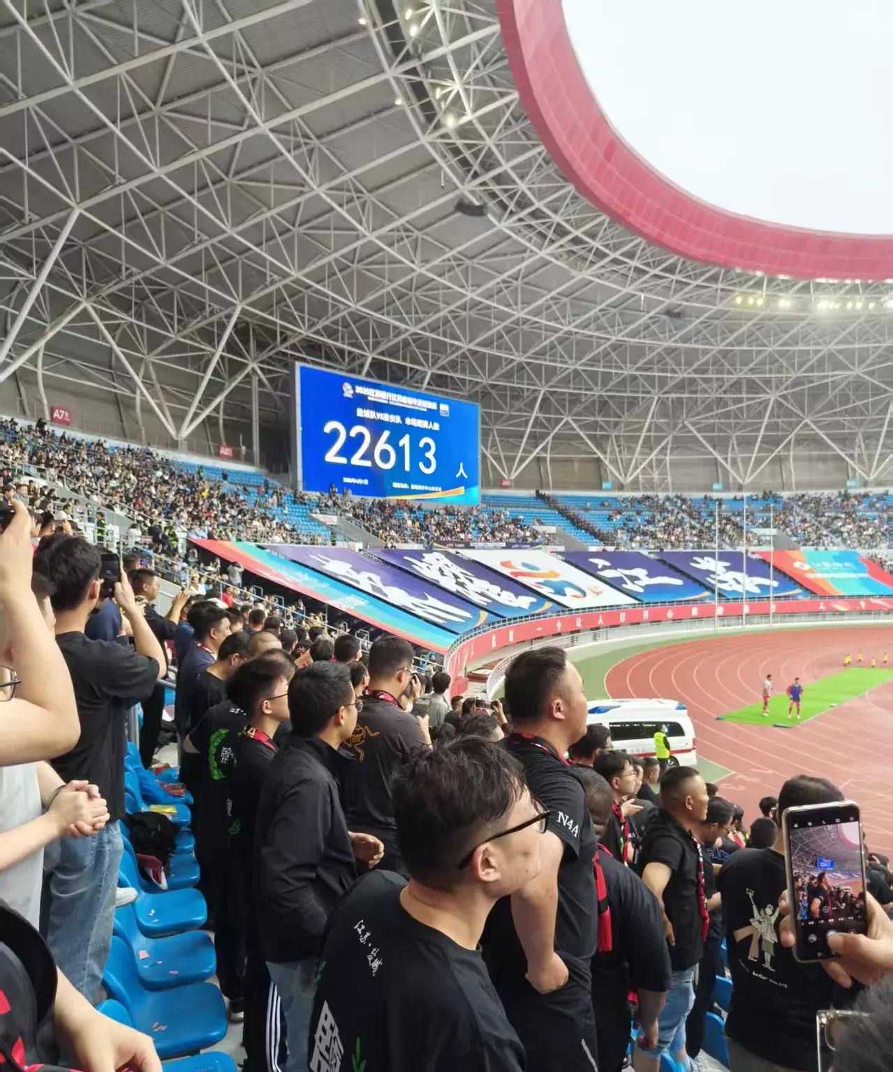 精彩比赛现场观众情绪高涨，热情沸腾