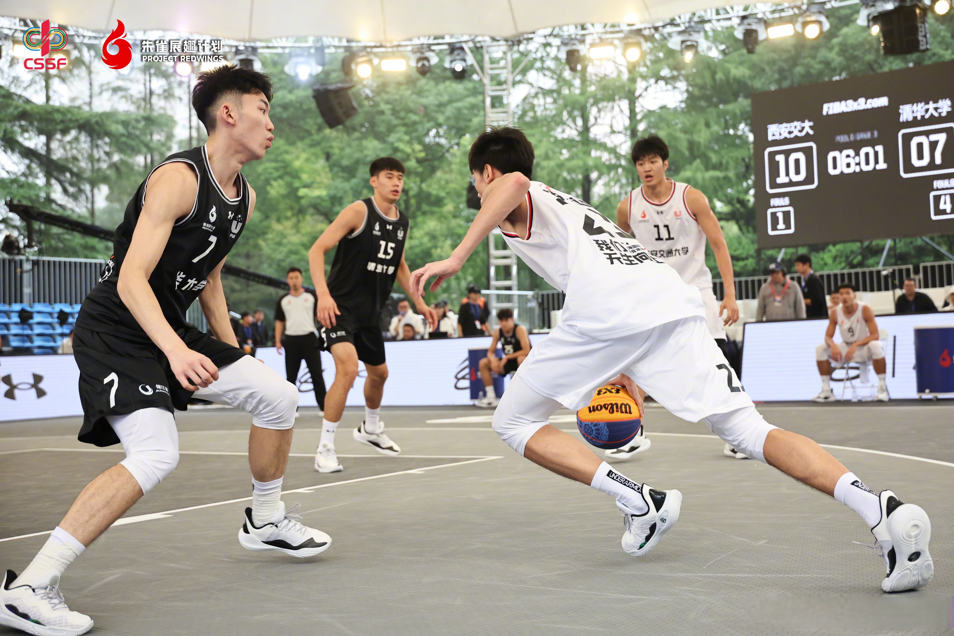 篮球联赛领先球队的最新表演