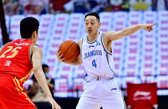 江苏男篮以高水平表现取得季后赛胜利