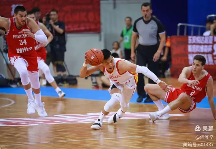 重庆铁汉队在激战中赢得篮球协会杯冠军