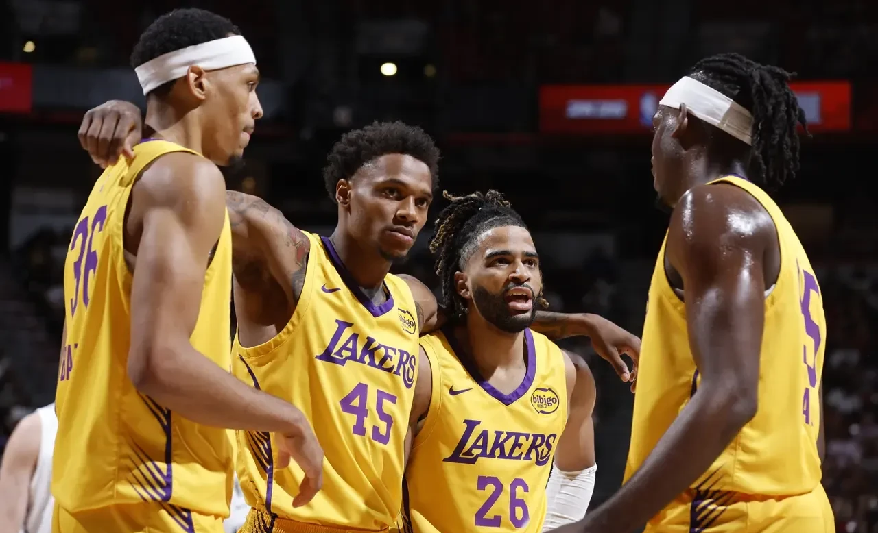 火箭主场大胜湖人取得三连胜